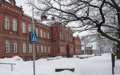 fotopostkaart, Viljandi, Uueveski tee 1, maagümnaasium, kuulutustulp, u 1915, foto J. Riet rephoto