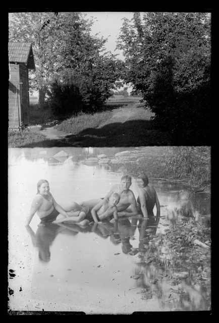 Noored järves ujumas