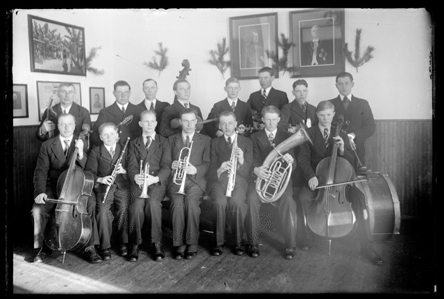 Orkester - noormehed muusikariistadega