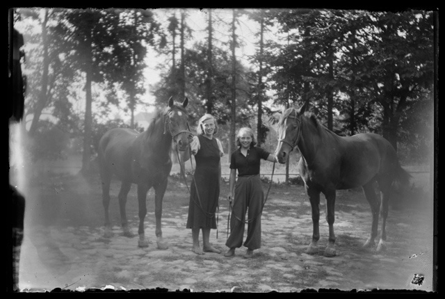 Kaks tütarlast hobustega