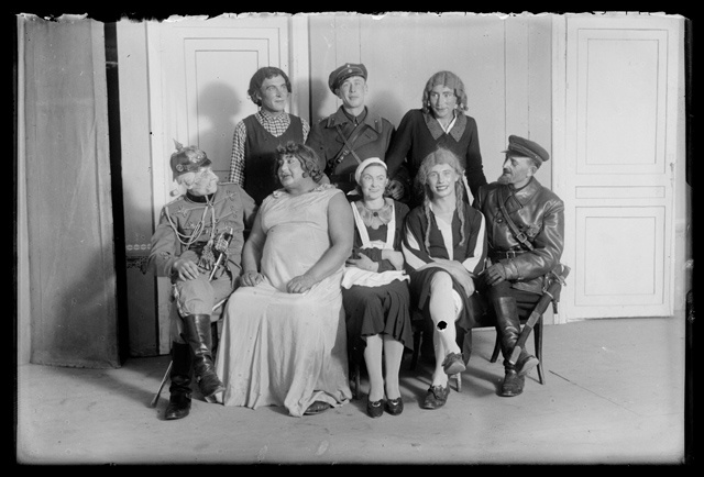 Kostüümides näitlejad - grupipilt