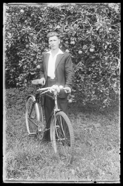 Noormees jalgrattaga