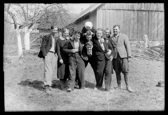 Seltskond noormehi aias