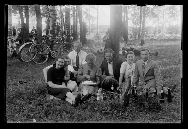 Piknik, seltskond noori looduses, taustal jalgrattad
