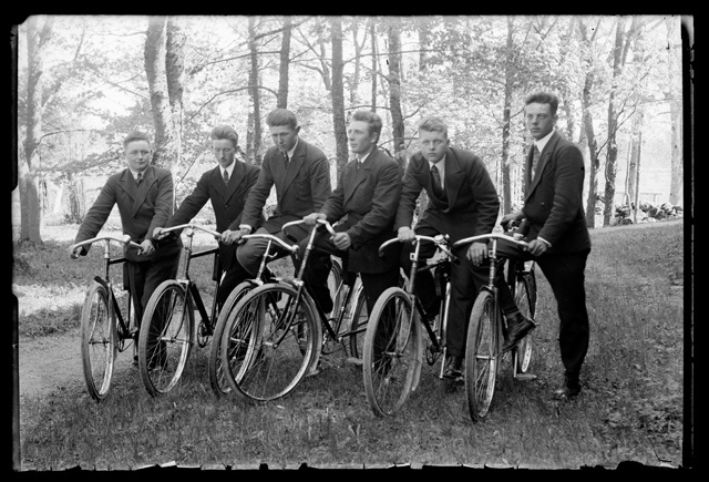 Noormehed jalgratastega