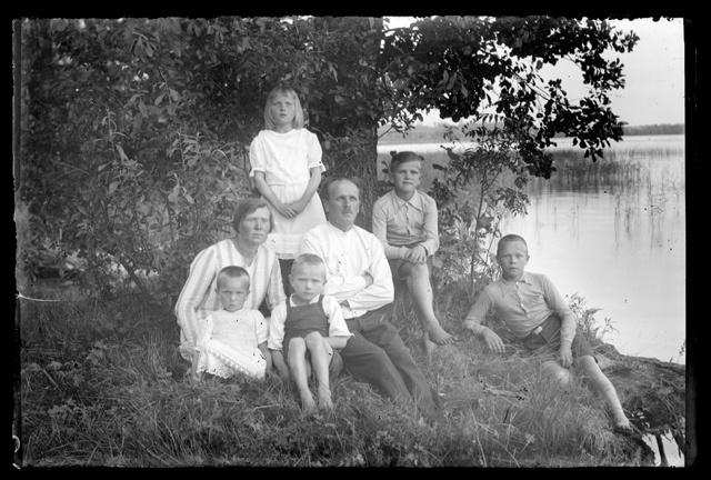 Meeste, naiste ja laste rõivastus - perekond suvel järve ääres