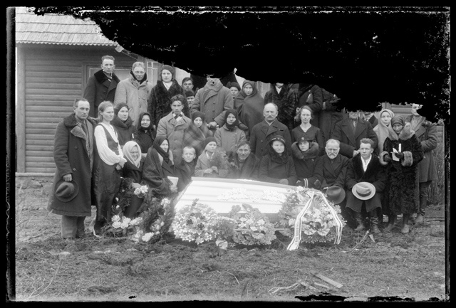 Matused - leinajad kirstu juures hoovil