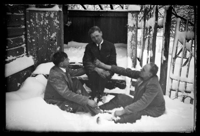 Mehed talvel lumises aias