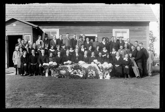 Matused - leinajad maja ees kirstu juures