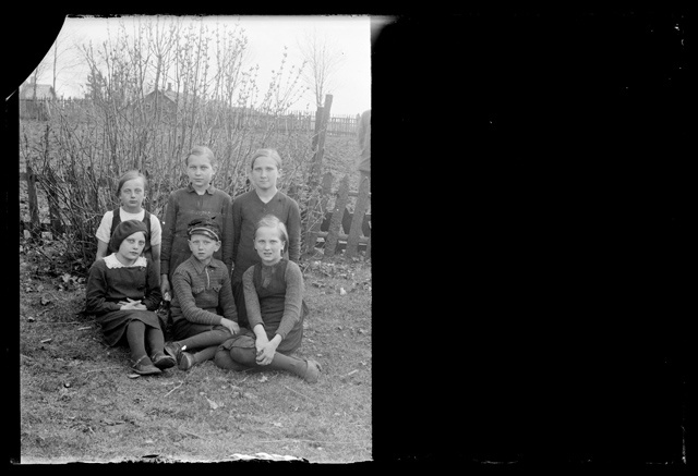 Laste rõivastus - tütarlapsed ja poiss aias