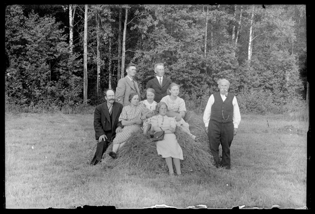 Meeste ja naiste rõivastus - seltskond heinakuhja otsas