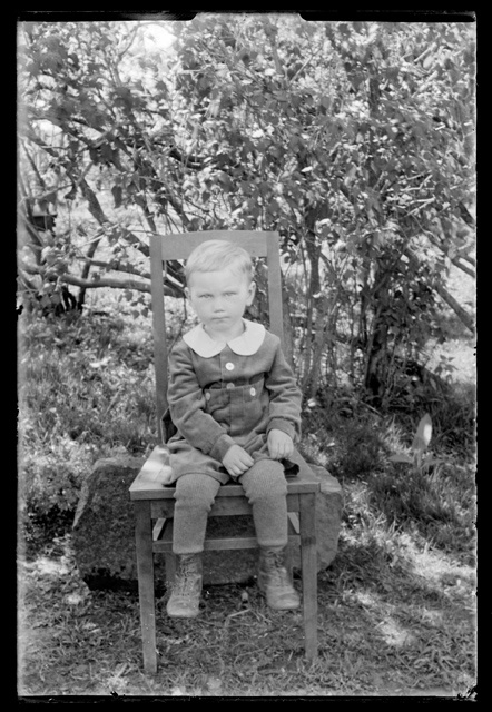 Laste rõivastus - väike poiss toolil
