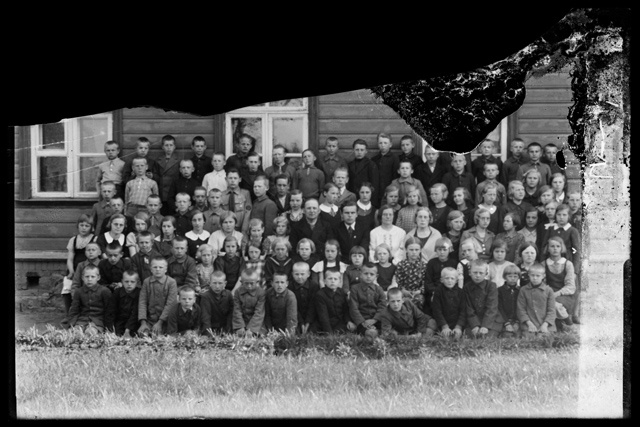 Saadjärve Algkooli õpetajad ja õpilased koolimaja ees