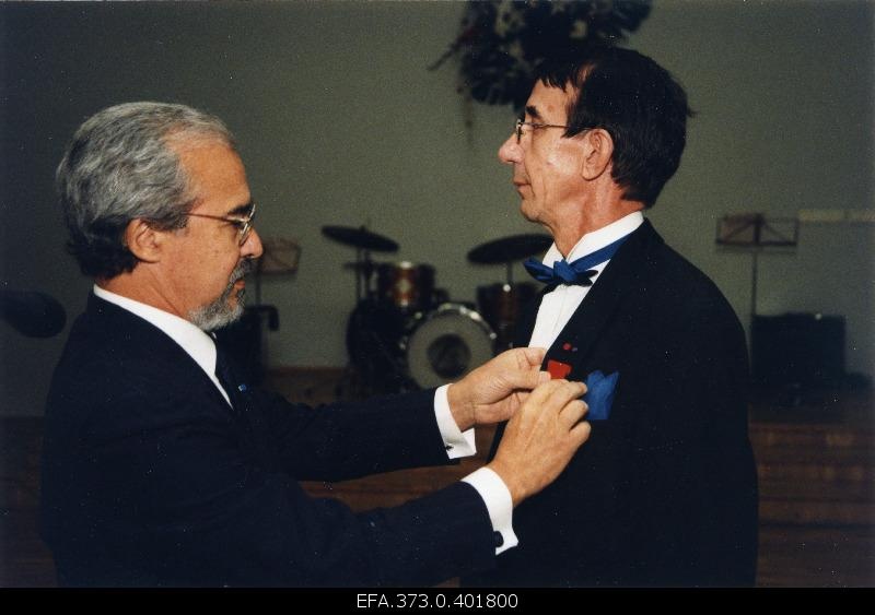 On the 80th birthday of the French Luceum, the Ambassador of the French Republic, Jean Jacques Subrena, will give Lauri Lees the honorary sign of the Auleegion cavalry to the director of the Lyceum.