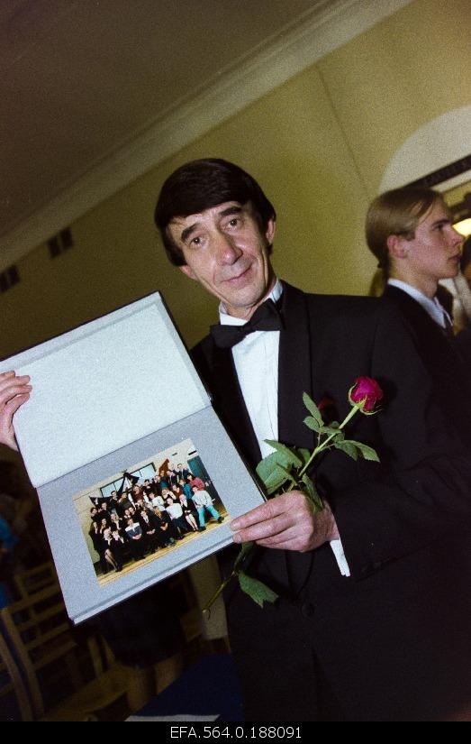 French Lucem Director Lauri Leesi with a photo of French Luceum I flight graduates.