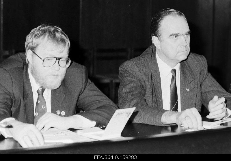 Ambassadors Mart Laar (left) and Indrek Toome at a meeting with voters in the ETKVL Production Cooperator Club.