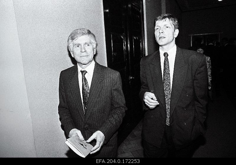 Minister of the Environment Andres Tarand and member of the Estonian Committee Indrek Tarand in the Riigikogu.