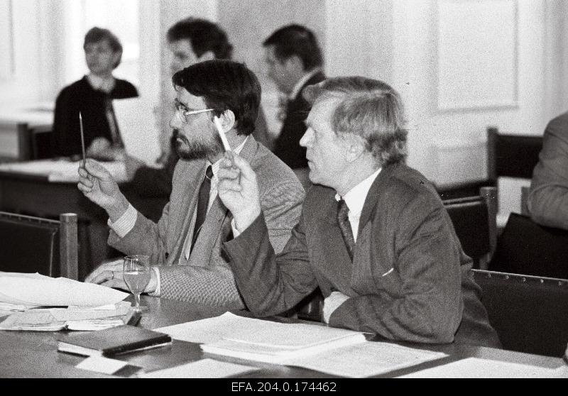 Minister of Culture and Education Paul-Eerik Rummo (left) and Minister of Environment Andres Tarand at the government meeting.