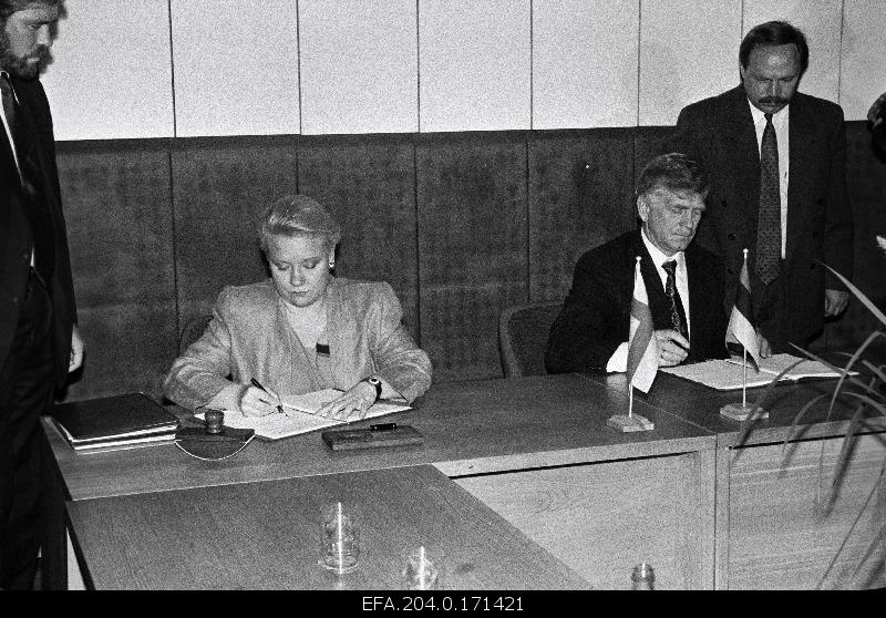 The Finnish-Estonian Environmental Cooperation Agreement is signed by the Finnish Minister for the Environment Sirpa Pietikainen and the Estonian Minister for the Environment Andres Tarand.