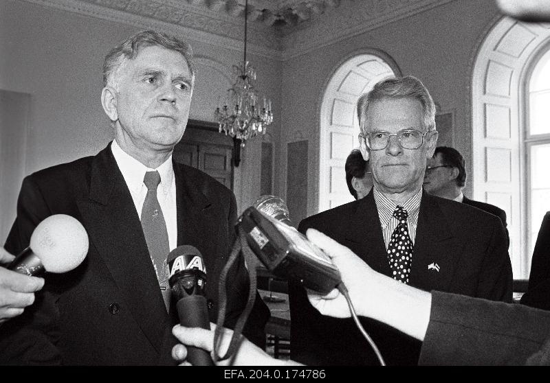 Prime Minister Andres Tarand (left) and Swedish Prime Minister Ingvar Carlsson answer journalists' questions.