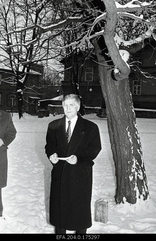 Prime Minister Andres Tarand opens a natural protection month under the woods on the Süda Street.
