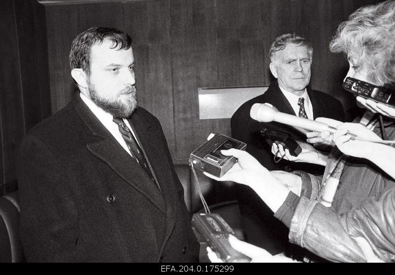 Minister of Foreign Affairs Jüri Luik (left) and Prime Minister Andres Tarand at the press conference.