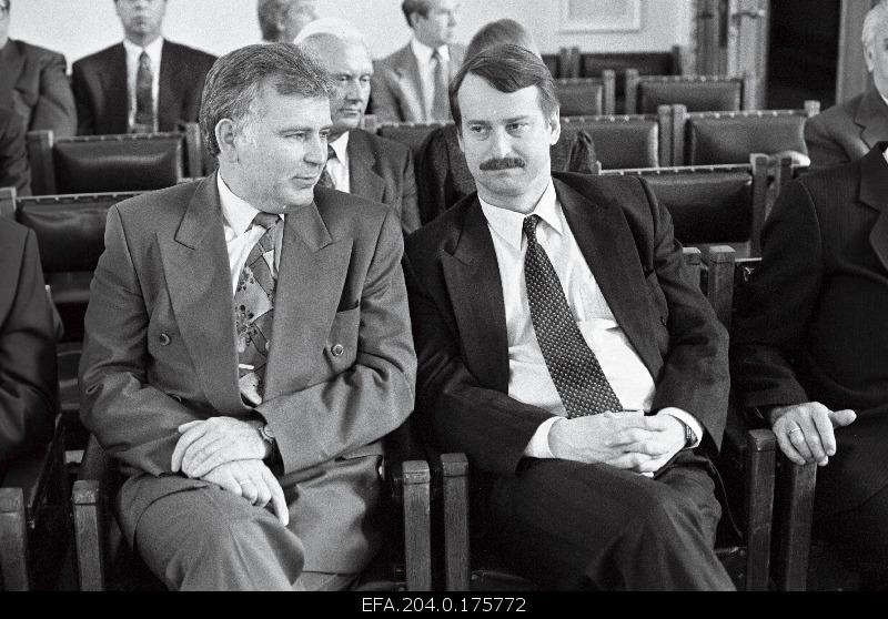 The President of Eesti Pank Siim Kallas (better) and the Chairman of the Estonian County and Tallinn City Council Tiit Vähi for preparing and conducting the monetary reform in Estonia received the economic prize for the award of the economic, cultural and scientific prizes of the Republic of Estonia.