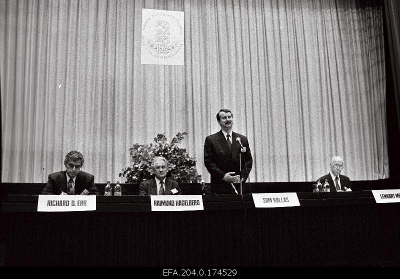 President Lennart Meri (righter), President of Eesti Pank Siim Kallas, economist Raimund Hagelberg at the Sakala Centre Congress on the anniversary of the introduction of its money.