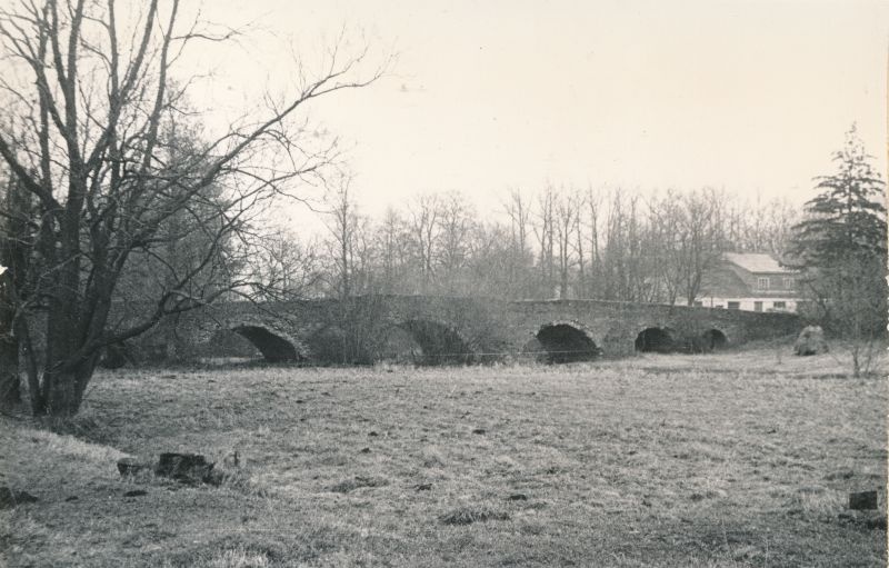 Photo. Bridge of Vanamõisa Manor. Black and white. Located in Hm 5025.