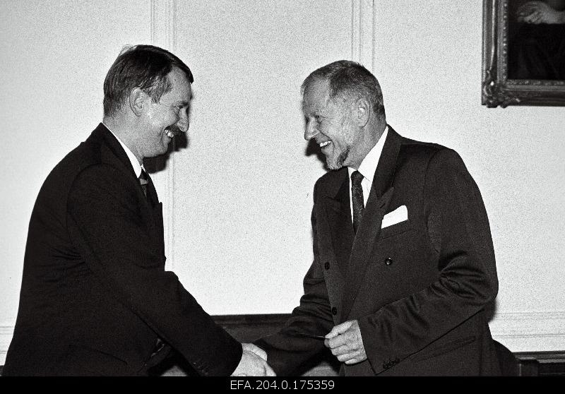 The President of Eesti Pank Siim Kallas (in the left) gives Riho Mägi over 50 kroons of money to the representative of the Rudolf Tobiase Foundation.