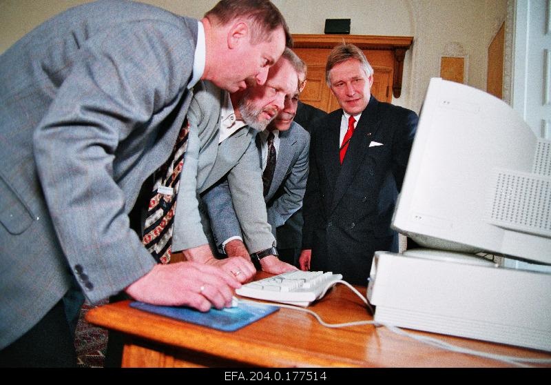 Chairman of the Riigikogu Toomas Savi (righter) and members of Endel Eero, Tõnu Tepandi and Siim Kallas Toompea Castle in the White Hall of the Riigikogu at the opening of the information system on the Internet.