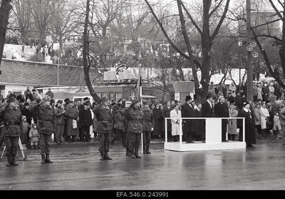 Paradise dedicated to the 75th anniversary of the Republic of Estonia on the Freedom Square. At the tribute, the Chairman of the Riigikogu Ülo Nugis (from the left), President Lennart Meri, Prime Minister Mart Laar.  similar photo