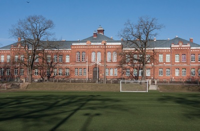 koloreeritud trükipostkaart, Viljandi Maagümnaasium, park u 1905 rephoto