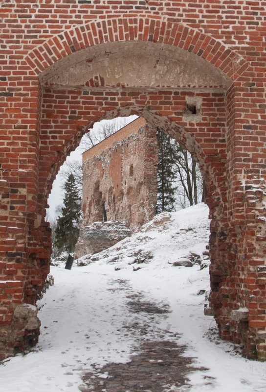 fotonegatiiv, Viljandi, Vaade läbi värava Suurmüürile rephoto