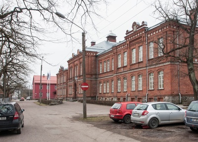 Photo with printed choir underpaper: Viljandi II Secondary School. Photo under the underpaper: "W.Staden, Jurjew" rephoto