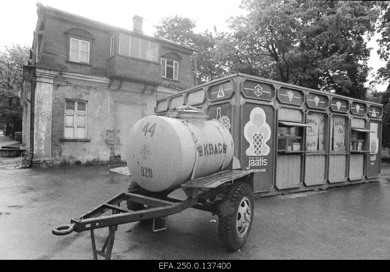 View of the ice kiosk at the corner of Leiner and Weizenberg Street, at the forefront of the beer tank.