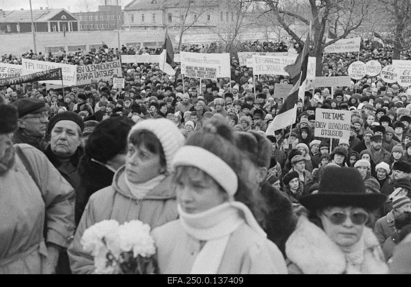 Manifestation of Estonian Peoples V.I. Lenini nim. On the first square of Tallinn Culture and Sports Palace.