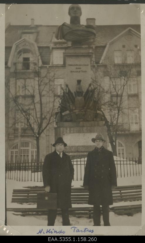Nigul Hindo stood before the Barclay de Tolly monument during the winter in Tartu