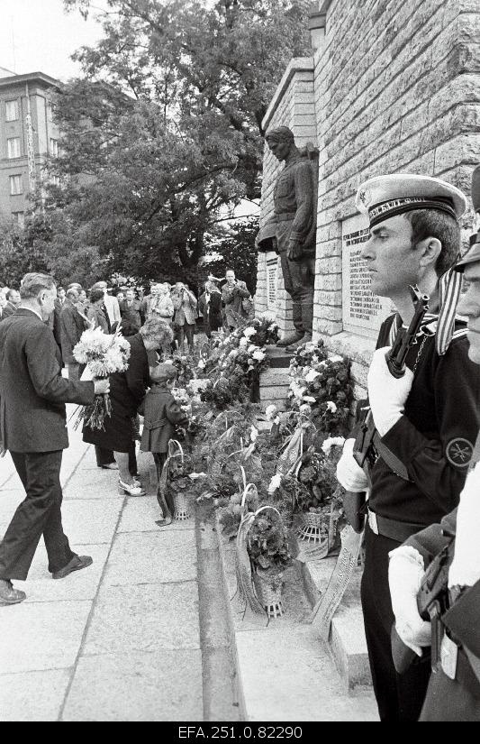 The participants of the celebrations dedicated to the 30th anniversary of the Red Army's arrival in Tallinn are placed on the foot of the monument of the flower releasers.