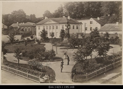 Barclay plates and monument  duplicate photo