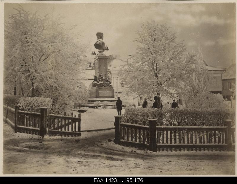 Barclay square and monument in winter from the crossroads of the University and Vallikraav Street