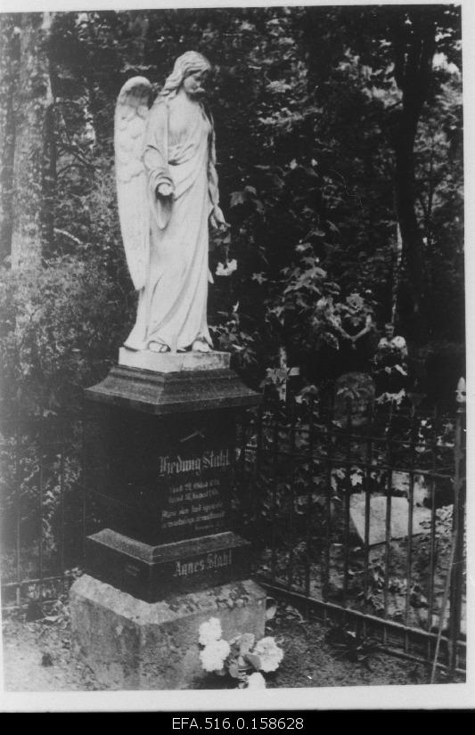 Agnes and Ludwig Stahl's grave monument at Rakvere's castle cemetery.