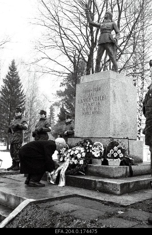 President Lennart Meri places his inheritance on the Monument of the War of Freedom in Rõuge during his round trip to South Estonia.