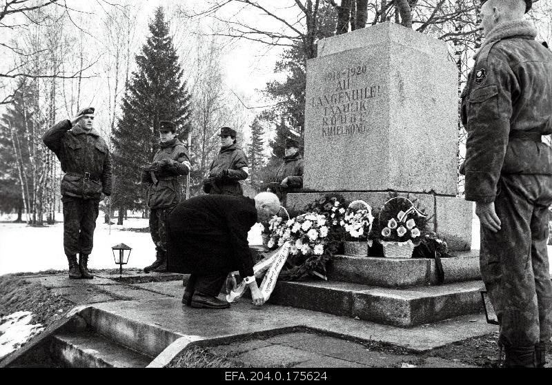 President Lennart Meri places the heir on the foot of the monument of the deceased in the War of Independence in Rõuge.