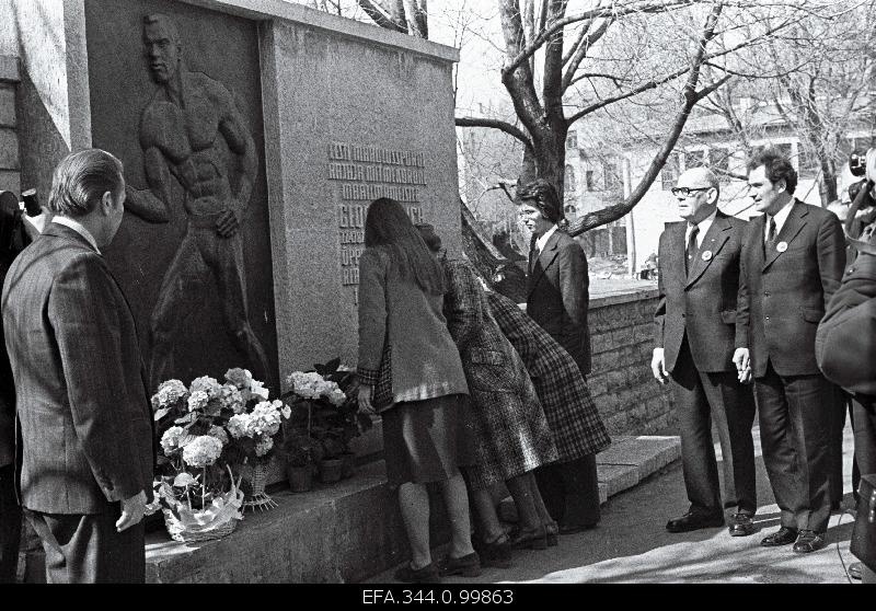 Tallinna 2. In the case of the 100th anniversary of the birth of the heavy labourer g. Lurich, high school students put flowers to his barreljef. From the right, the 2nd Corypheee of landing Johannes Kotkas.