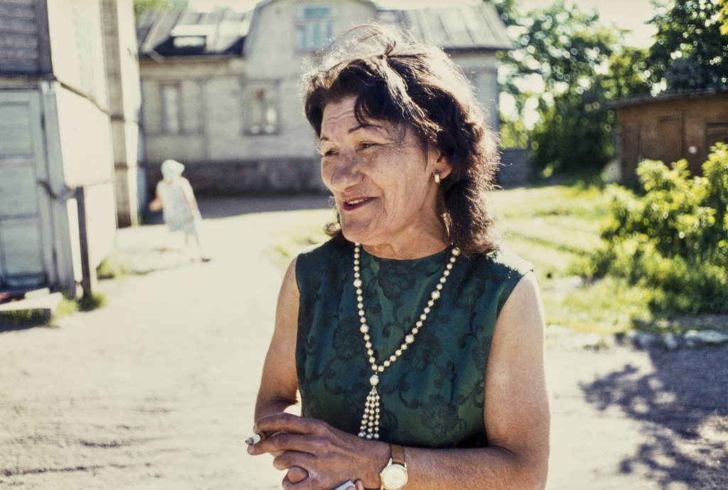 Tupakoiva nainen Puu-Pasilassa. 1970-luku.