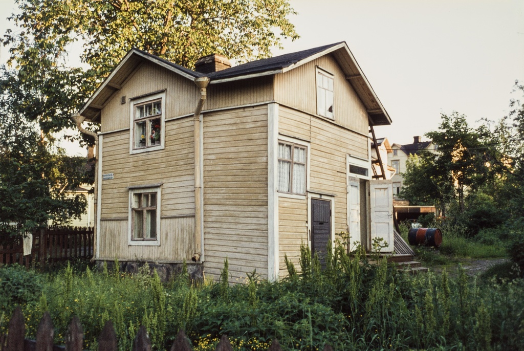 Pieni Asuinrakennus Puu-Pasilassa. 1970-luku.