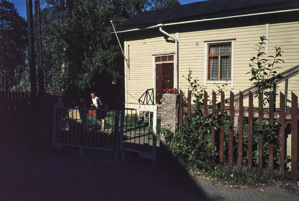 Nainen talonsa pihalla Puu-Pasilassa. 1970-luku.