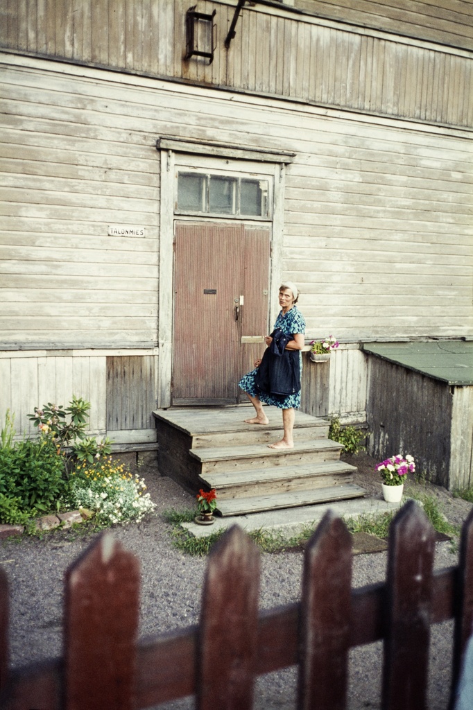 Nainen talonmiehen talon portailla Puu-Pasilassa, Hertankatu 13.