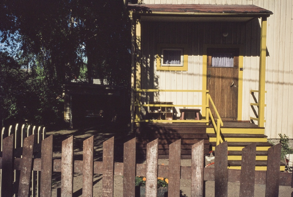 Näkymä asuintalon kuistille Puu-Pasilassa, Leankatu 2 - Pasilankatu 23.